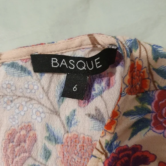 Basque size 6 floral sleeveless top with ruffle side detailing NWOT - Picture 2 of 6